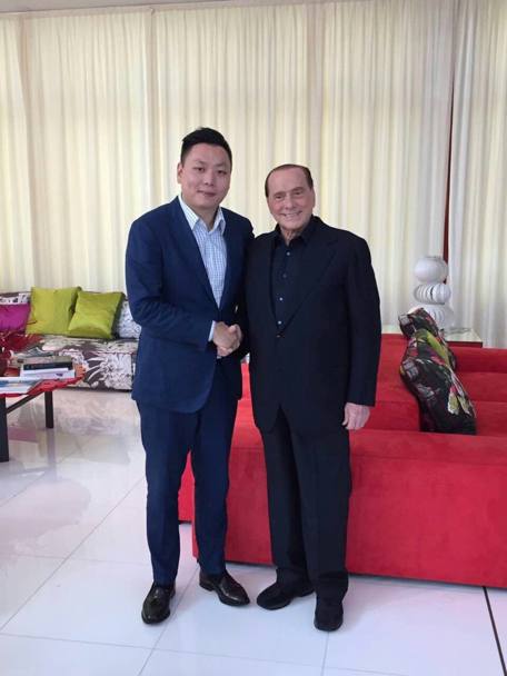 Han Li stringe la mano si Silvio Berlusconi. Team China
